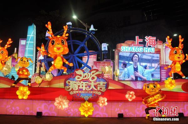 為期9天的“2018臺(tái)北燈節(jié)”于2月24日晚18時(shí)登場(chǎng)，上海花燈第三度參加臺(tái)北燈節(jié)，吸引民眾參觀合影。據(jù)上海市旅游局市場(chǎng)推廣處處長(zhǎng)沈超介紹，此次參展的花燈是在上海完成制作后運(yùn)到臺(tái)北的，由上海旅游節(jié)花燈制作團(tuán)隊(duì)打造，做工精良。