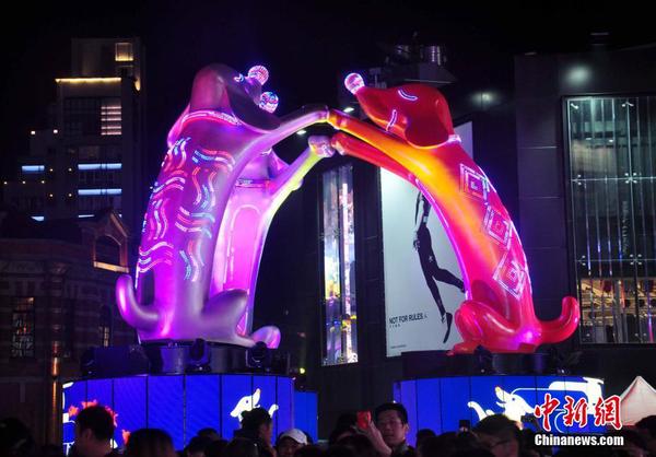 為期9天的“2018臺北燈節(jié)”于2月24日晚18時登場。主燈“幸福魔力狗”設置在西門紅樓前，外觀由金、銀、紅三只臺灣犬牽手環(huán)繞而成，象征全力追求幸福。從春節(jié)至元宵節(jié)期間，臺灣很多縣市都會舉辦傳統(tǒng)的燈會活動，民眾觀賞花燈，迎接新春。