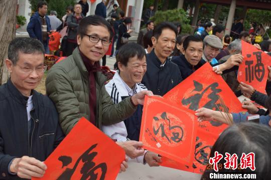 向優(yōu)秀教師贈(zèng)送符永剛、阮淵椿、林伯墀等海外書法家的“?！弊趾痛郝?lián) 索有為 攝