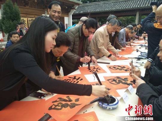 40名書畫家為市民寫“?！惫?000張 索有為 攝