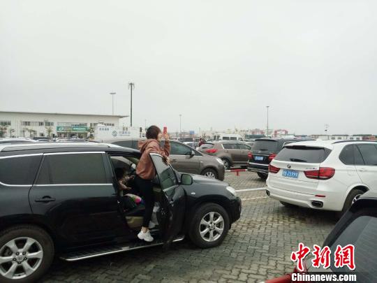 春節(jié)期間，受瓊州海峽大霧影響，大量車(chē)輛旅客滯留?？??！∫Ｃ?攝