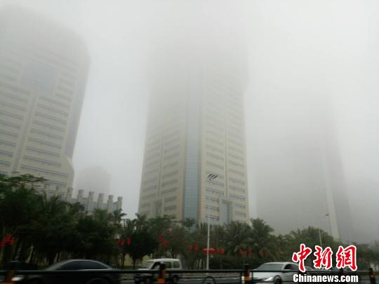 春節(jié)假日期間，海口持續(xù)大霧不斷?！∫Ｃ?攝