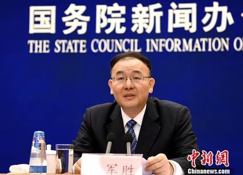2月27日，國務(wù)院新聞辦公室在北京舉行國務(wù)院政策例行吹風會，國家郵政局局長馬軍勝和國務(wù)院法制辦工交商事法制司司長張建華介紹《快遞暫行條例》和快遞業(yè)發(fā)展相關(guān)情況。圖為國家郵政局局長馬軍勝回答記者提問。<a target='_blank' href='http://www.chinanews.com/'>中新社</a>記者 張勤 攝