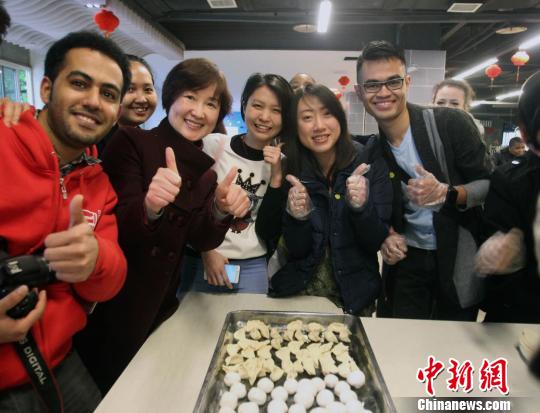 圖為重慶大學(xué)留學(xué)生包餃子和湯圓共慶元宵節(jié)?！＄娦?攝