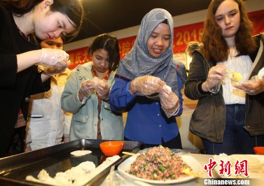 圖為重慶大學(xué)的26國(guó)留學(xué)生共慶元宵節(jié)?！＄娦?攝