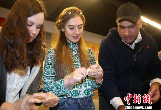 圖為重慶大學(xué)的留學(xué)生包餃子和湯圓共慶元宵節(jié)。　鐘欣 攝