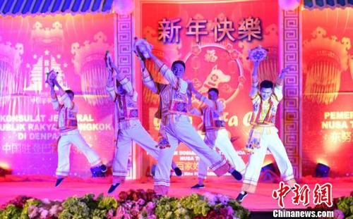 中國(guó)僑網(wǎng)由中國(guó)駐印尼登巴薩總領(lǐng)館與印尼東努省政府聯(lián)合舉辦的2018年新春慶祝晚會(huì)，25日晚在印尼東努省會(huì)古邦市政府禮堂舉行。中國(guó)云南省藝術(shù)團(tuán)與印尼東努省演員同臺(tái)獻(xiàn)藝，精彩演出贏得陣陣掌聲?！≈袊?guó)駐印尼登巴薩總領(lǐng)館 供圖