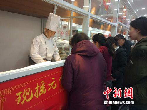于伯軍的現(xiàn)場展示吸引了不少北京市民圍觀。<a target='_blank' href='http://www.chinanews.com/' >中新網(wǎng)</a> 李金磊 攝