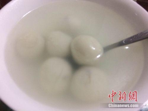 "資料圖：湯圓煮制后，表面比元宵光滑，湯水相對清澈。