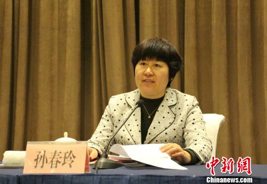 山東省中醫(yī)藥管理局局長孫春玲在2018年全省中醫(yī)藥工作會(huì)議上發(fā)言。　趙曉 攝