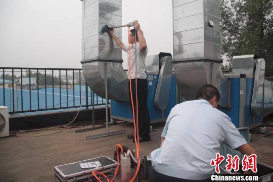 京津冀三地協(xié)同治污使得區(qū)域空氣質(zhì)量取得明顯改善。圖為北京環(huán)保部門開展大氣污染物排放監(jiān)測(cè)。北京市環(huán)保局供圖