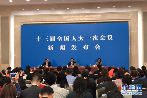 圖為大會(huì)發(fā)言人回答中外記者提問(wèn)。新華網(wǎng)中國(guó)政府網(wǎng) 陳杰 攝