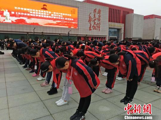 向雷鋒同志塑像行鞠躬禮?！⊥蹶魂?攝