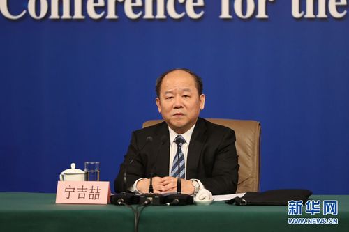十三屆全國(guó)人大一次會(huì)議新聞中心3月6日上午10時(shí)在梅地亞中心多功能廳舉行記者會(huì),邀請(qǐng)國(guó)家發(fā)展和改革委員會(huì)主任何立峰、副主任張勇、副主任寧吉喆就“創(chuàng)新和完善宏觀調(diào)控,推動(dòng)高質(zhì)量發(fā)展”相關(guān)問題回答中外記者提問。圖為國(guó)家發(fā)展和改革委員會(huì)副主任寧吉喆。 新華網(wǎng)中國(guó)政府網(wǎng) 陳杰 攝 十三屆全國(guó)人大一次會(huì)議新聞中心3月6日上午10時(shí)在梅地亞中心多功能廳舉行記者會(huì),邀請(qǐng)國(guó)家發(fā)展和改革委員會(huì)主任何立峰、副主任張勇、副主任寧吉喆就“創(chuàng)新和完善宏觀調(diào)控,推動(dòng)高質(zhì)量發(fā)展”相關(guān)問題回答中外記者提問。圖為國(guó)家發(fā)展和改革委員會(huì)副主任寧吉喆。 新華網(wǎng)中國(guó)政府網(wǎng) 陳杰 攝