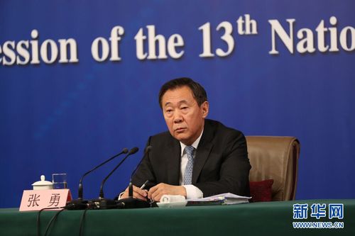 十三屆全國(guó)人大一次會(huì)議新聞中心3月6日上午10時(shí)在梅地亞中心多功能廳舉行記者會(huì),邀請(qǐng)國(guó)家發(fā)展和改革委員會(huì)主任何立峰、副主任張勇、副主任寧吉喆就“創(chuàng)新和完善宏觀調(diào)控,推動(dòng)高質(zhì)量發(fā)展”相關(guān)問題回答中外記者提問。圖為國(guó)家發(fā)展和改革委員會(huì)副主任張勇。 新華網(wǎng)中國(guó)政府網(wǎng) 陳杰 攝 十三屆全國(guó)人大一次會(huì)議新聞中心3月6日上午10時(shí)在梅地亞中心多功能廳舉行記者會(huì),邀請(qǐng)國(guó)家發(fā)展和改革委員會(huì)主任何立峰、副主任張勇、副主任寧吉喆就“創(chuàng)新和完善宏觀調(diào)控,推動(dòng)高質(zhì)量發(fā)展”相關(guān)問題回答中外記者提問。圖為國(guó)家發(fā)展和改革委員會(huì)副主任張勇。 新華網(wǎng)中國(guó)政府網(wǎng) 陳杰 攝