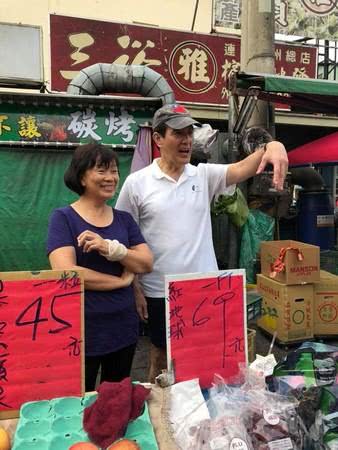 馬英九下鄉(xiāng)看龍應(yīng)臺(tái)生活 一大早在市場叫買水果