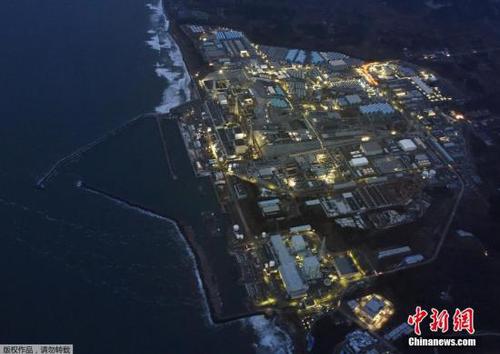 資料圖：3016年3月10日，“3?11”大地震5周年紀(jì)念日的前一天，福島第一核電站在黃昏中停運(yùn)亮燈的場(chǎng)景。