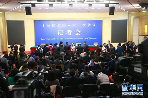 　3月8日，十三屆全國人大一次會議新聞中心舉行記者會，邀請外交部部長王毅回答中外記者提問。這是在記者會開始前，記者在準(zhǔn)備采訪。新華社記者邢廣利攝
