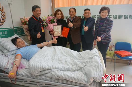 圖為河南省紅十字會工作人員為陳寵帥的大愛善舉點贊。　韓章云 攝