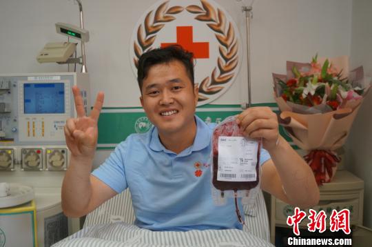 圖為完成造血干細(xì)胞采集后，陳寵帥笑容燦爛，精神狀態(tài)良好?！№n章云 攝