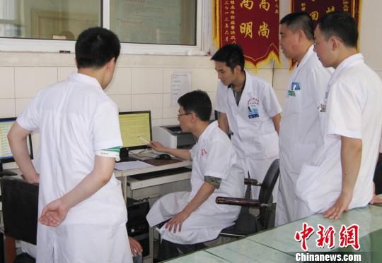 吉林大學(xué)第一醫(yī)院腦外科醫(yī)生在東豐縣醫(yī)院坐診。東豐縣醫(yī)院供圖