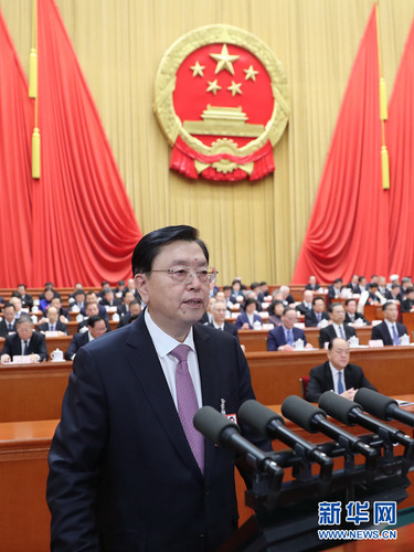 3月11日，十三屆全國人大一次會議在北京人民大會堂舉行第三次全體會議。受十二屆全國人大常委會委托，張德江向大會作全國人大常委會工作報告。新華社記者 鞠鵬 攝