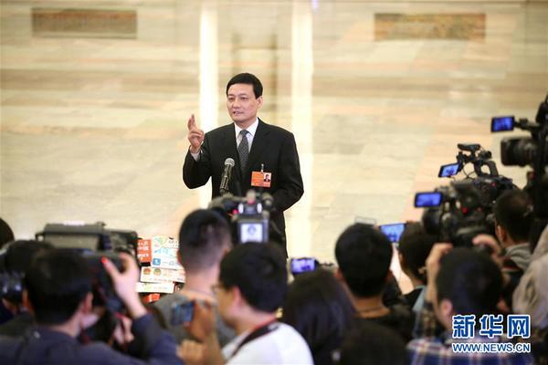 3月13日，十三屆全國人大一次會議在北京人民大會堂舉行第四次全體會議。這是國務(wù)院國資委主任肖亞慶在“部長通道”接受采訪。