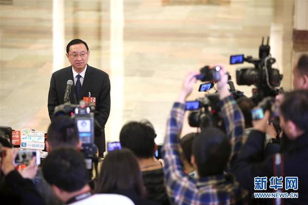 3月13日，十三屆全國人大一次會(huì)議在北京人民大會(huì)堂舉行第四次全體會(huì)議。這是文化部部長雒樹剛在“部長通道”接受采訪。