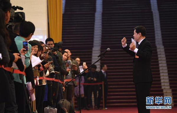3月13日，十三屆全國人大一次會議在北京人民大會堂舉行第四次全體會議。這是國家稅務(wù)總局局長王軍在“部長通道”接受采訪。