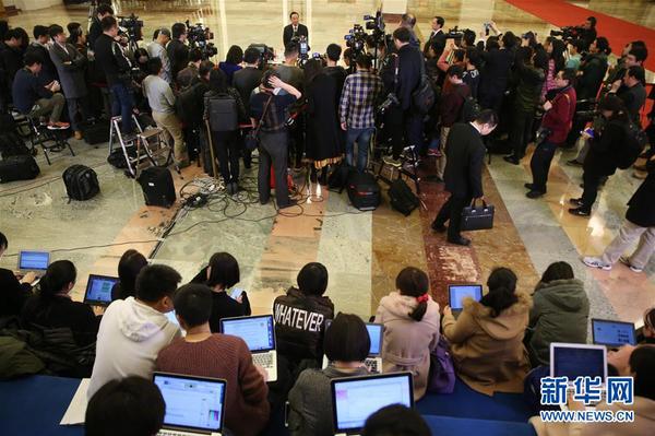 　3月13日，十三屆全國人大一次會議在北京人民大會堂舉行第四次全體會議。這是記者在“部長通道”采訪。
