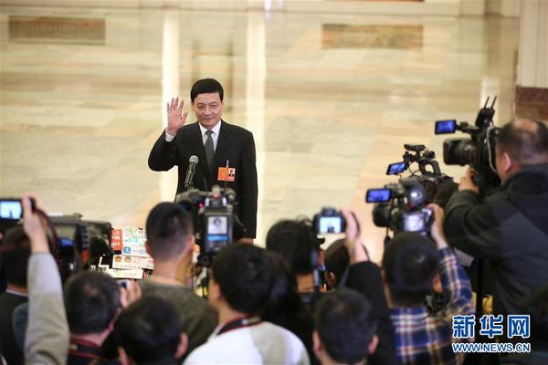 3月13日，十三屆全國(guó)人大一次會(huì)議在北京人民大會(huì)堂舉行第四次全體會(huì)議。這是國(guó)務(wù)院國(guó)資委主任肖亞慶在“部長(zhǎng)通道”接受采訪。3