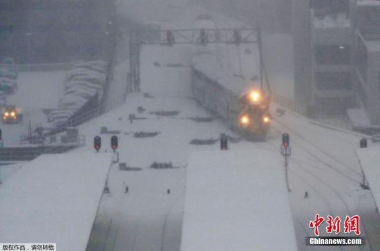 當地時間2月9日，美國大湖區(qū)南部的芝加哥和底特律等地遭遇強降雪，眾多學校9日停課，上千架次航班取消。