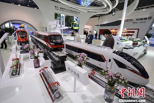 10月25日，各式列車模型亮相展會。當(dāng)日，2017中國(湖南)國際軌道交通產(chǎn)業(yè)博覽會在長沙開展，展出范圍涵蓋中國軌道交通產(chǎn)業(yè)發(fā)展成就、鐵路及城市軌道交通車輛等軌道交通全產(chǎn)業(yè)鏈內(nèi)容。其中，中國的磁懸浮與高鐵產(chǎn)業(yè)受到眾多中外企業(yè)代表的青睞。
<a target='_blank' href='http://www.chinanews.com/'>中新社</a>記者 楊華峰 攝