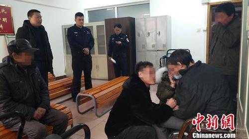 圖為家屬詢問男子相關(guān)信息。 警方供圖