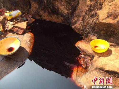 從石崖縫隙里滲出的黑褐色不明液體，從顏色看如醬油狀?！Ⅸi 攝