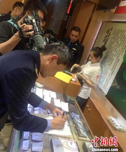 執(zhí)法人員正在問題店內(nèi)檢查。成都工商提供