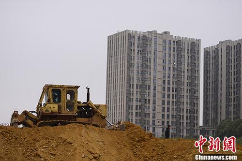 10月11日，湖南長沙一樓盤土地上，推土機(jī)正在作業(yè)。近日，長沙迎來新政后首次“限房價(jià)+競地價(jià)+搖號”土地拍賣。據(jù)長沙市國土資源網(wǎng)上交易系統(tǒng)信息，位于市內(nèi)的2宗住宅用地10日競拍均達(dá)到最高限價(jià)并“熔斷”，將采用搖號方式定主。 <a target='_blank' href='http://www.chinanews.com/'>中新社</a>記者 楊華峰 攝