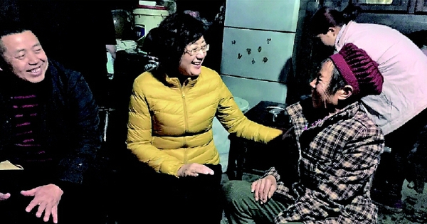致公黨中央副主席呂彩霞在酉陽(yáng)縣車(chē)田鄉(xiāng)車(chē)田村貧困家庭調(diào)研。