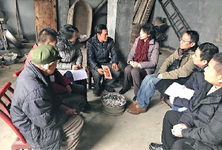     調(diào)研組在重慶市酉陽縣深度貧困村走訪。