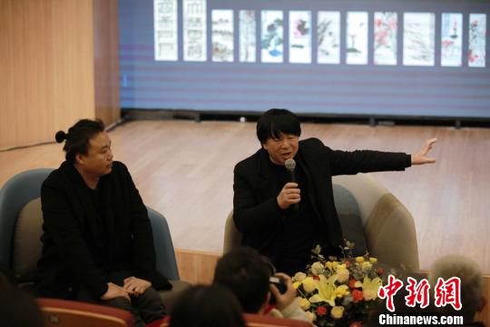 策展人李自健（右）介紹展覽情況。李自健美術館供圖
