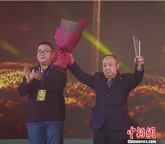 在今年？2月5日晚舉行的“榜樣的力量”2017年度“高平好人”頒獎(jiǎng)典禮上，常四龍以“守護(hù)傳承系國盛、古今文事總關(guān)情”的文化遺產(chǎn)守望者群體代表被評為2017年度“高平好人”。資料圖 楊杰英 攝