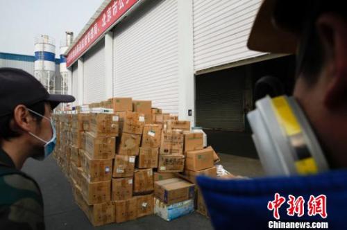 資料圖：北京市食品藥品監(jiān)督管理局聯(lián)合北京市公安局開展假劣食品藥品集中銷毀活動。 張宇亮 攝