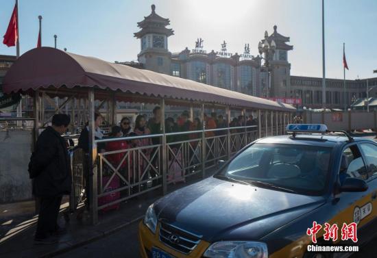 資料圖：北京火車站外的出租車等候處。 <a target='_blank' href='http://www.chinanews.com/'>中新社</a>記者 侯宇 攝