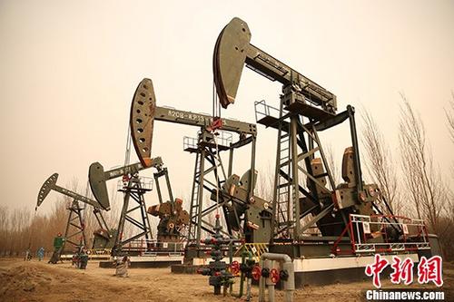 資料圖：3月26日，黑龍江省大慶油田采油一廠抽油機(jī)工作中。
<a target='_blank' href='http://www.chinanews.com/'>中新社</a>記者 許書晨 攝