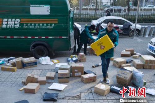 資料圖：山西太原，物流工作人員正在搬運快遞?！堅?攝