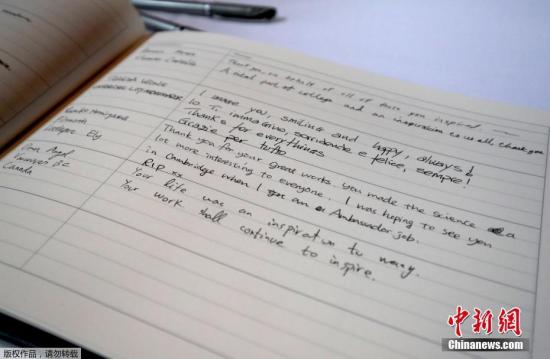劍橋師生還排隊在岡維爾與凱斯學院小教堂吊唁簿上簽字。