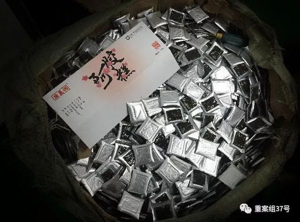 ▲3月5日，東阿祥云堂公司生產(chǎn)車間的紙箱里等待包裝的“阿膠糕”。該公司負(fù)責(zé)人介紹，這些阿膠糕是用牛皮膠添加明膠熬制。    新京報(bào)記者 大路 攝
