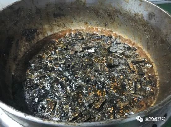 ▲3月5日，東阿祥云堂公司熬膠車間的鍋里，制作“阿膠糕”剩下的邊角料被熬化重新生產(chǎn)。    新京報記者 大路 攝