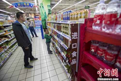 資料圖：民眾在超市選購進口商品。 <a target='_blank' href='http://www.chinanews.com/'>中新社</a>記者 張云 攝