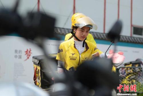 資料圖：90后外賣小妹。<a target='_blank' href='http://www.chinanews.com/' >中新網(wǎng)</a>記者 富宇 攝